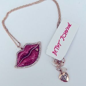 New! Betsey Johnson gorgeous glitter lips and crystals gold tone necklace